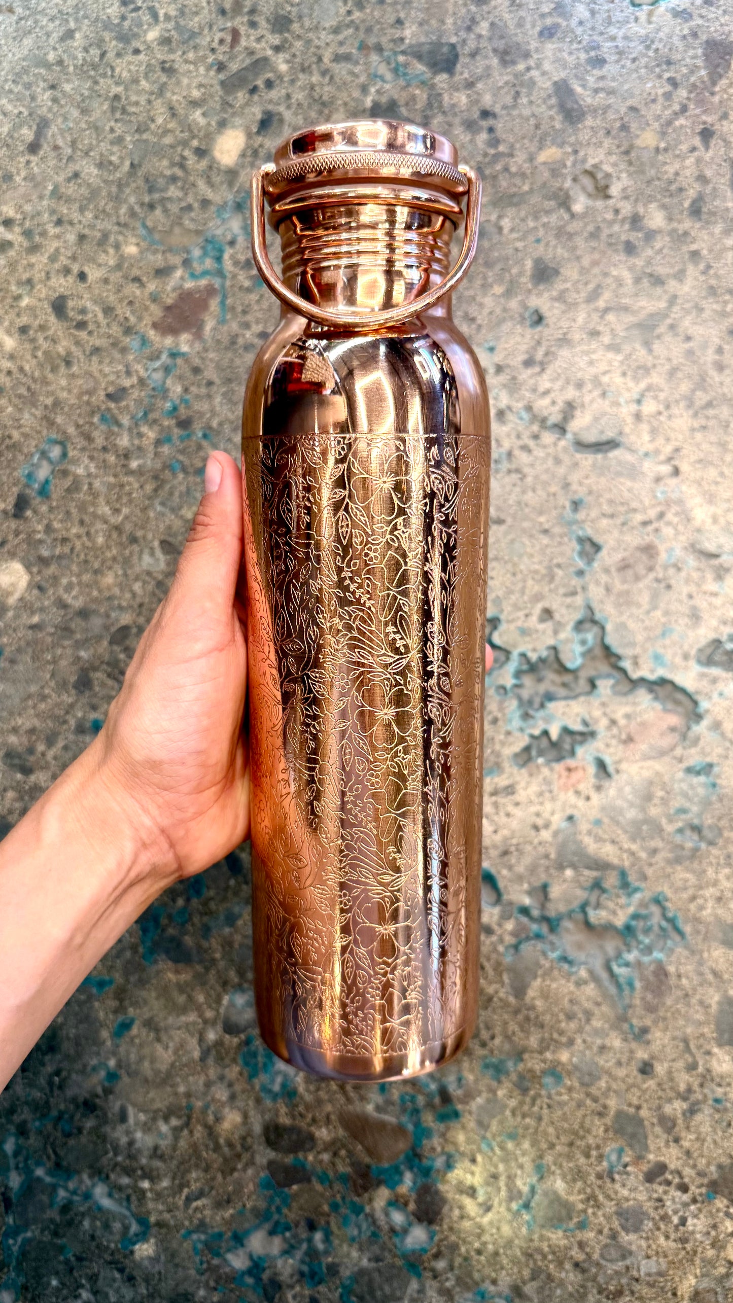 Botella de 950 ml. CON ASA Modelo “Grabada” acabado brillante 100% COBRE