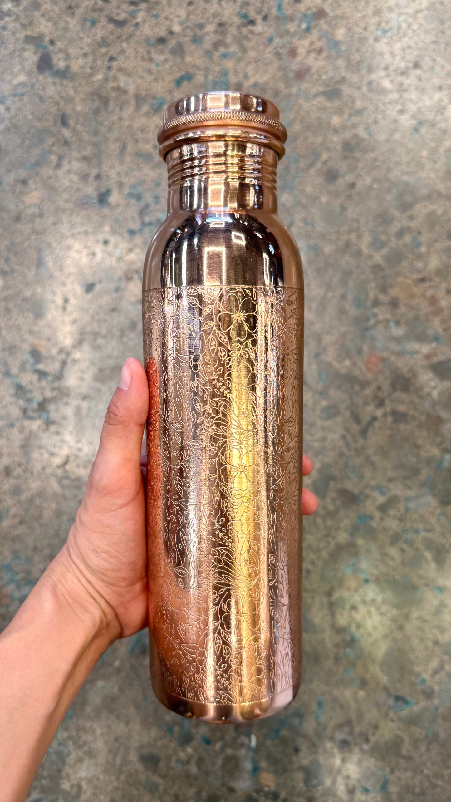 Botella de 950 ml. Modelo “Grabada” acabado brillante 100% COBRE