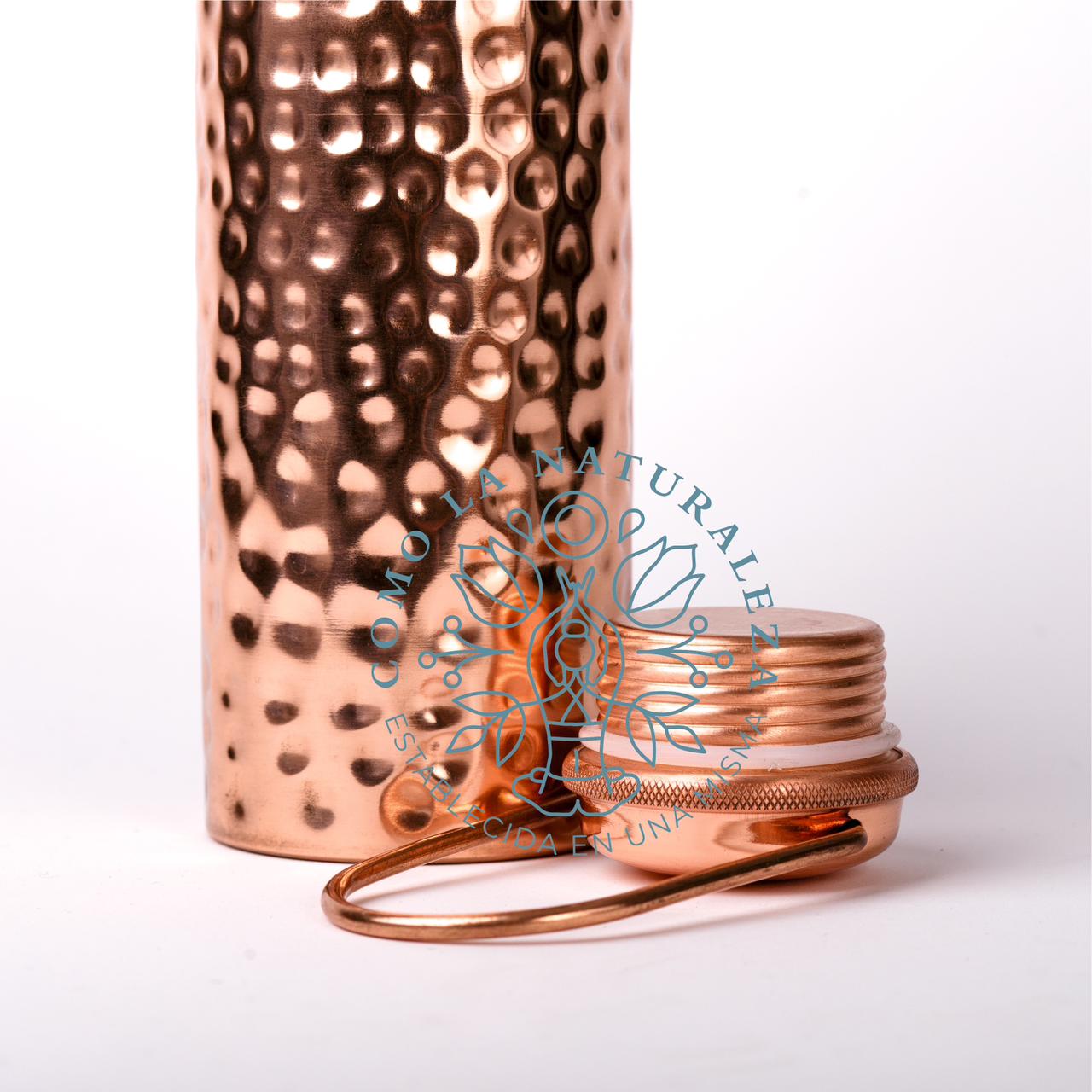 Botella de 1 LITRO CON ASA Modelo “Martillada” acabado brillante 100% COBRE