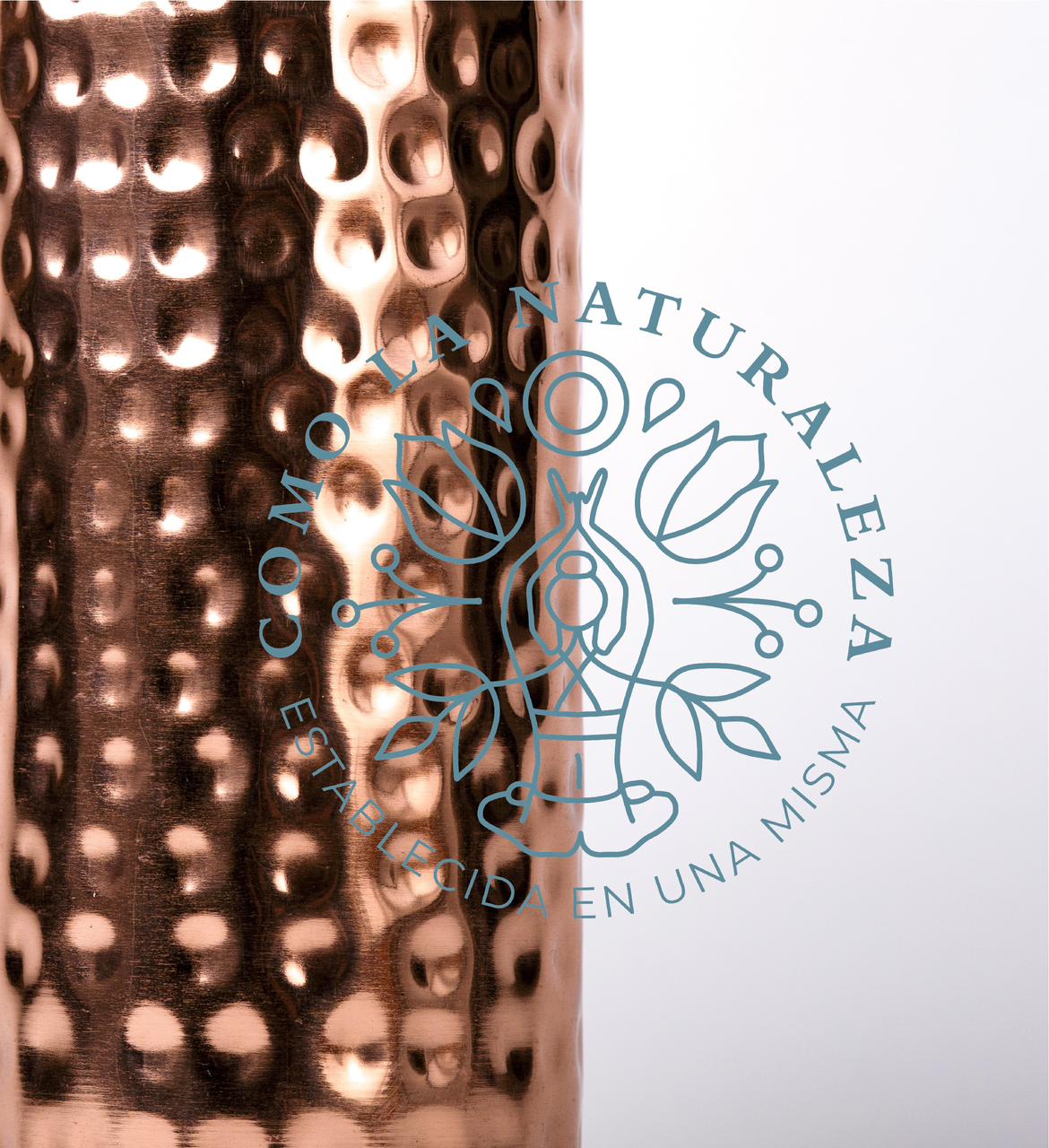 Botella de 1 LITRO CON ASA Modelo “Martillada” acabado brillante 100% COBRE