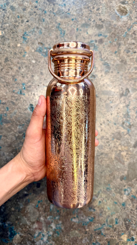 Botella de 600 ml. CON ASA Modelo “Grabada” acabado brillante 100% COBRE