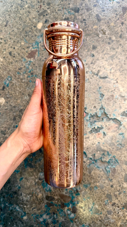 Botella de 950 ml. CON ASA Modelo “Grabada” acabado brillante 100% COBRE